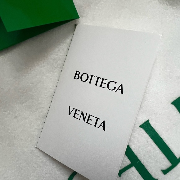 AUTH Bottega Veneta *classic size* cassette great condition - Picture 4 of 11
